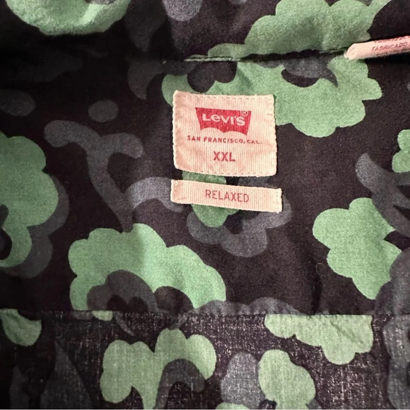 Levi's men's XXL relaxed fit blue floral button down short sleeve - Picture 3 of 4